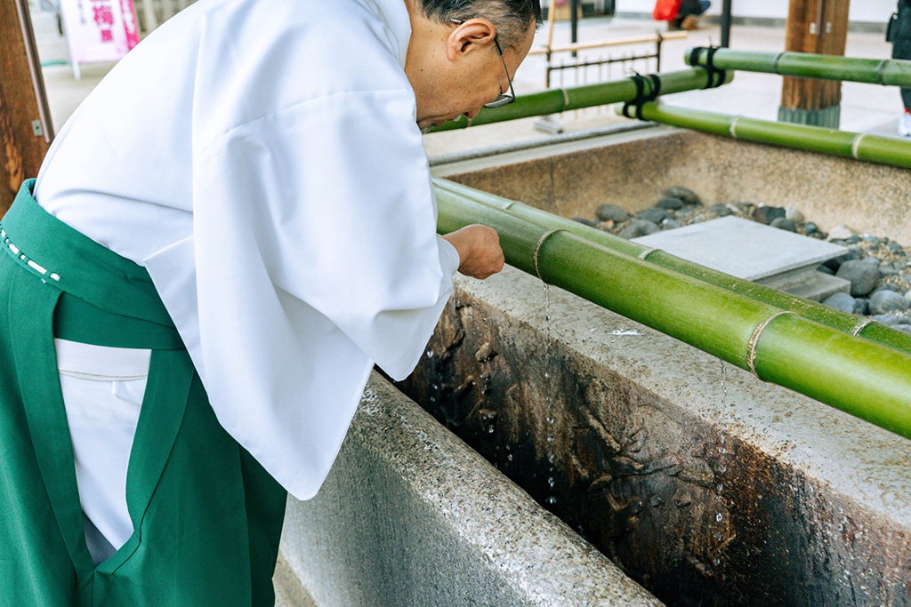 正式な参拝方法2:手水舎(てみずや)に立ち寄り、手と口を清める/大阪天満宮(大阪府/大阪市)