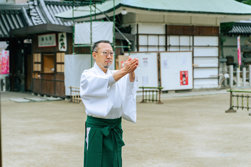 正式な参拝方法4:二回柏手を打ち、両手を合わせてお祈り/大阪天満宮(大阪府/大阪市)
