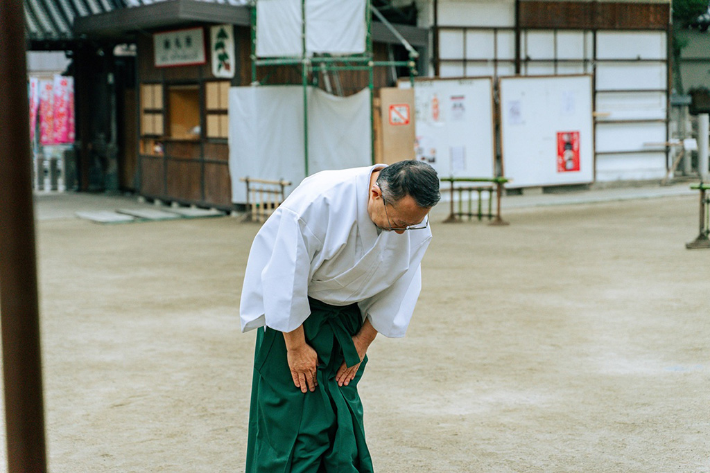 正式な参拝方法5:深く一礼/大阪天満宮(大阪府/大阪市)