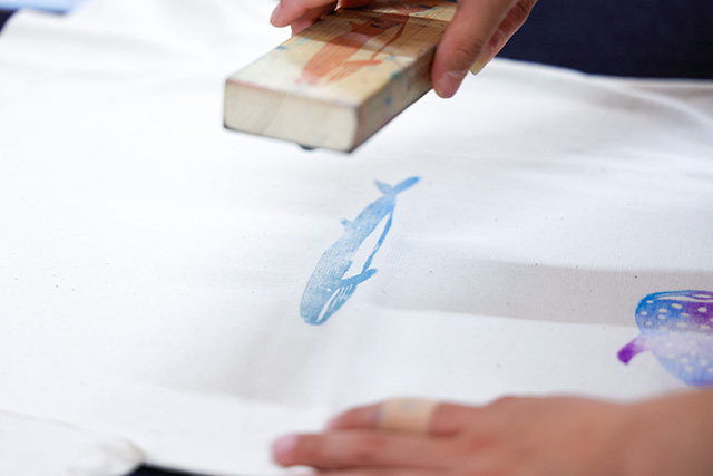 自分だけのオリジナルTシャツを作る様子/砂浜美術館(高知県/黒潮町)