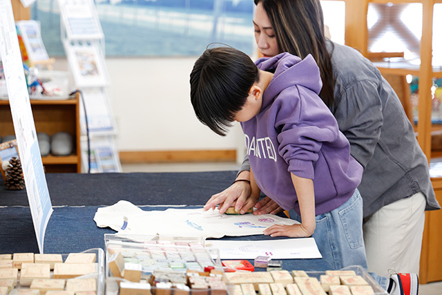 自分だけのオリジナルTシャツを作る様子/砂浜美術館(高知県/黒潮町)