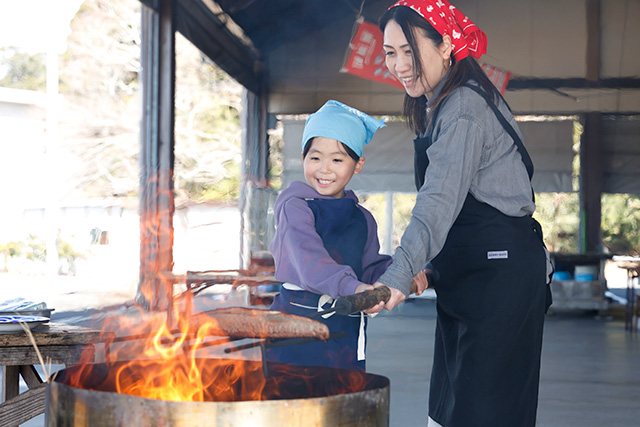 「カツオの藁焼きタタキづくり」の体験の様子/カツオふれあいセンター黒潮一番館(高知県/黒潮町)