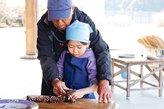 「カツオの藁焼きタタキづくり」の体験の様子/カツオふれあいセンター黒潮一番館(高知県/黒潮町)