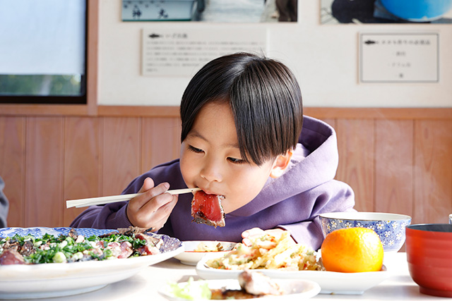 自分で作ったかつおのたたきを食べる様子/カツオふれあいセンター黒潮一番館(高知県/黒潮町)