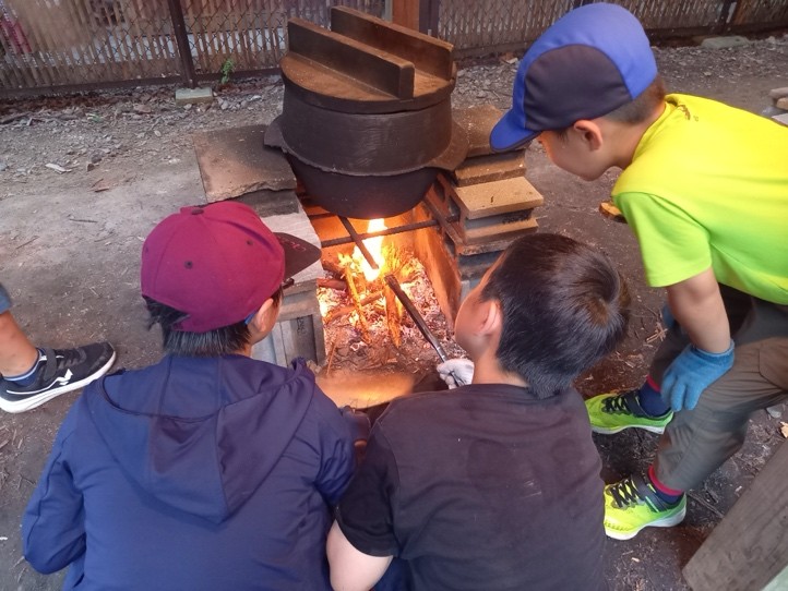 火起こしの様子/MORIUMIUS(宮城県/石巻市)