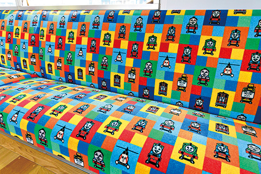 トーマスランド25周年記念号のカラフルな座席シート/富士急行