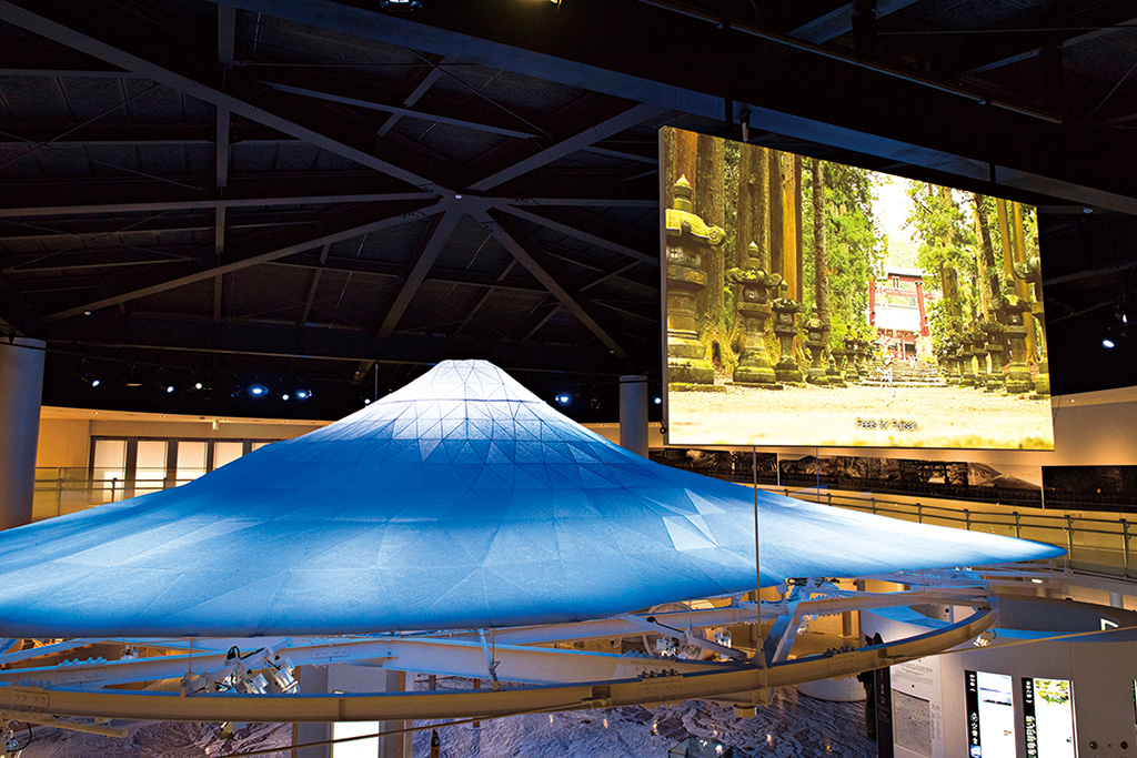 和紙でできた800分の1スケールの富士山オブジェ/富士急行