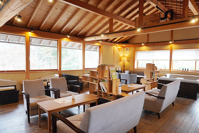 Bakery&Café野坐（のざ）の2階のカフェスペース/叶 匠壽庵 寿長生の郷（滋賀県/大津市）