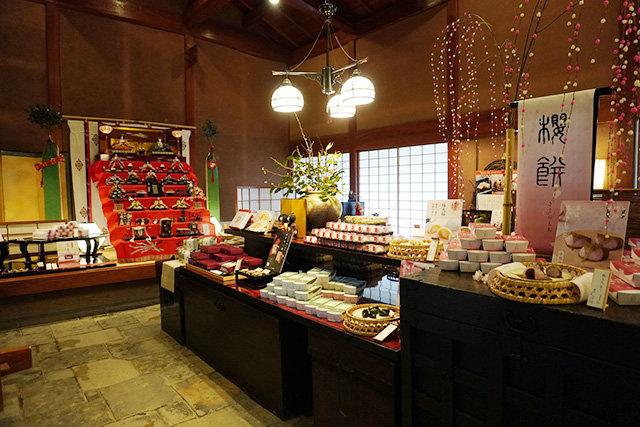 長屋門の先にある菓子売り場/叶 匠壽庵 寿長生の郷（滋賀県/大津市）