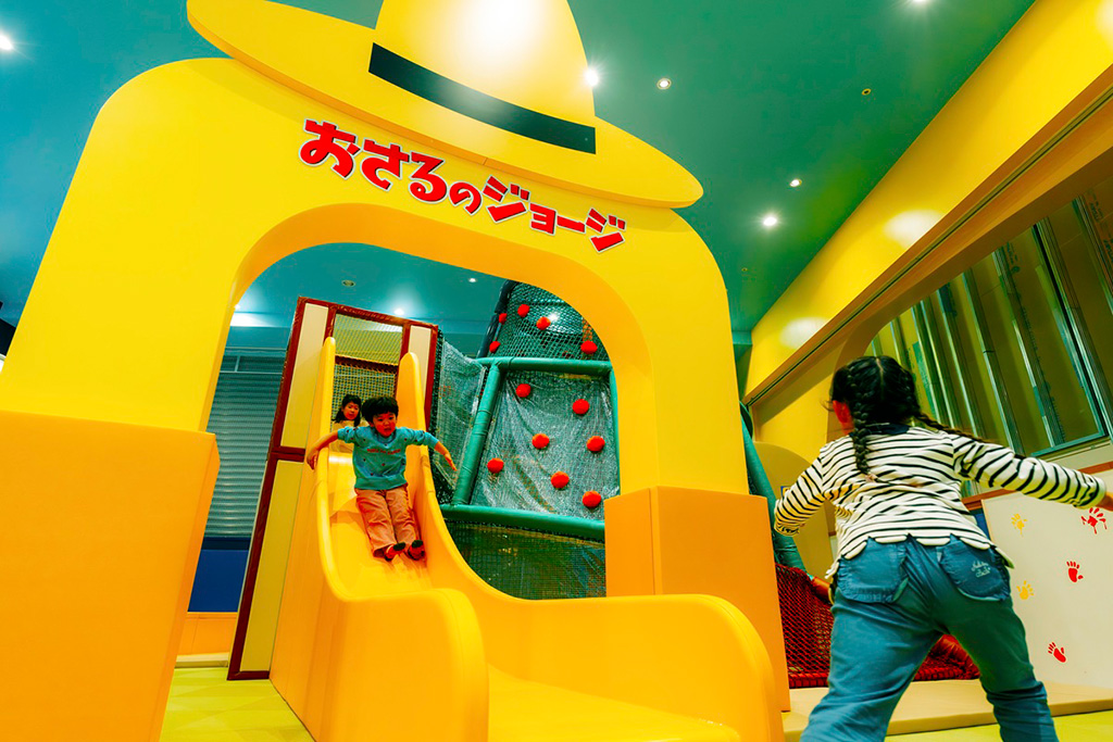 黄色い帽子の滑り台/おさるのジョージ わくわくアドベンチャー 奈良橿原店(奈良県/橿原市)