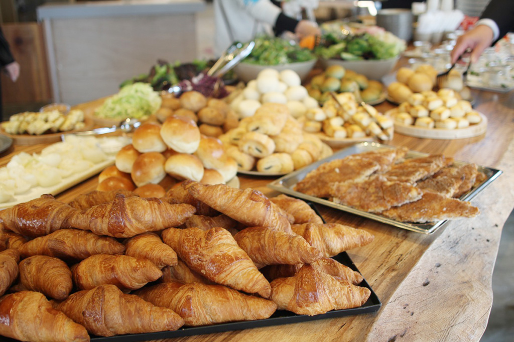 クロワッサンや白パン、スコーンなどパンの種類も豊富/AWAJI EARTH MUSEUM（兵庫県/淡路市）
