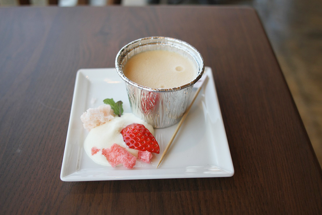 「北坂養鶏場の卵を使ったドロっとプリン」680円/AWAJI EARTH MUSEUM（兵庫県/淡路市）