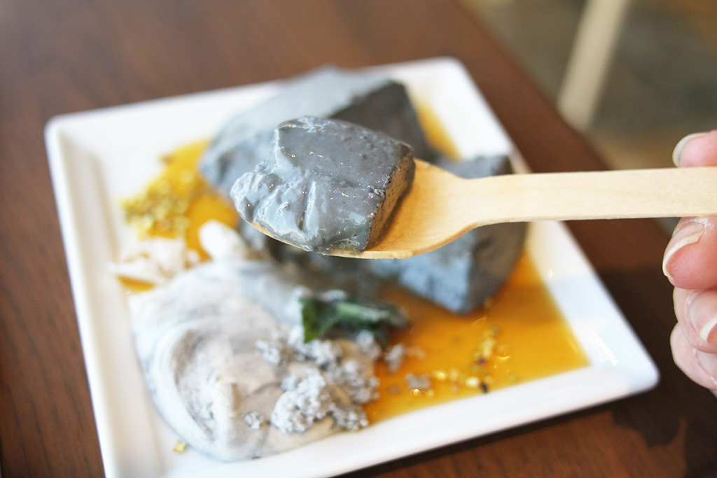 「竹炭を使った黒いドロっとプリン」680円/AWAJI EARTH MUSEUM（兵庫県/淡路市）