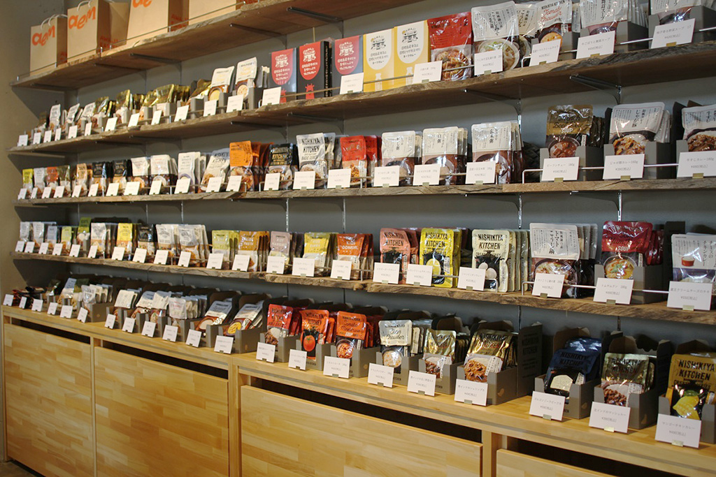 缶詰やレトルトパック商品の品揃えも豊富なショップ/AWAJI EARTH MUSEUM（兵庫県/淡路市）