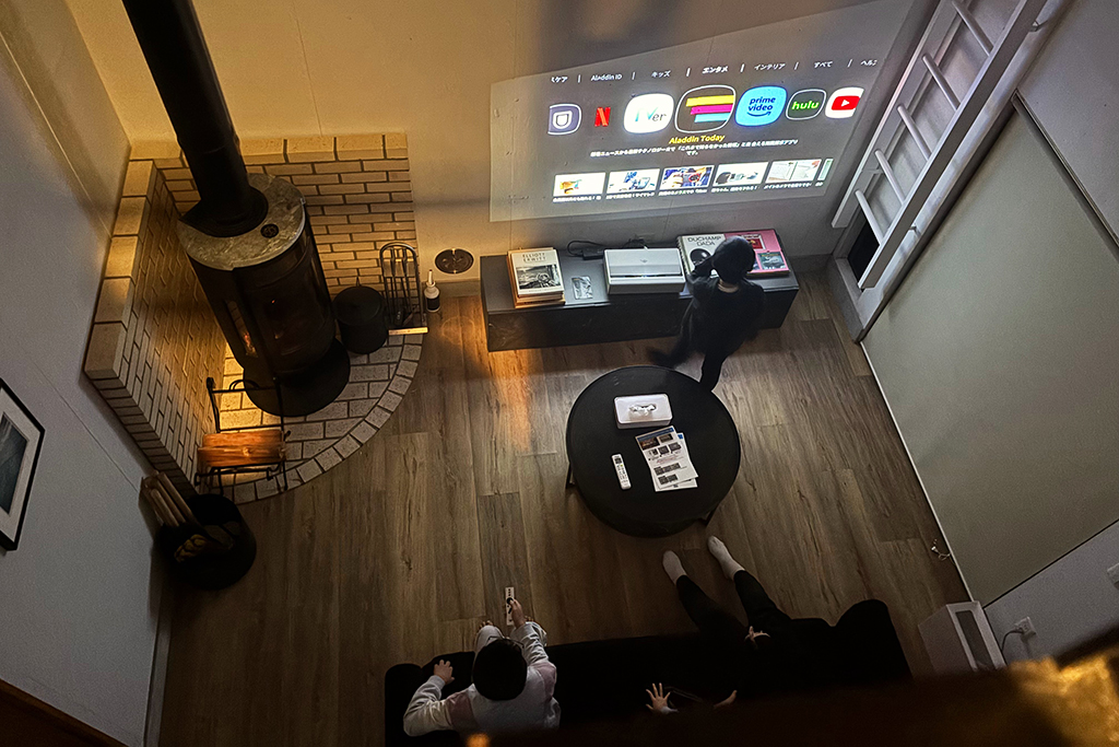 ２階のキッチンからみたシアタールーム/UMI-YAMA CHIKURA（千葉県／南房総市）