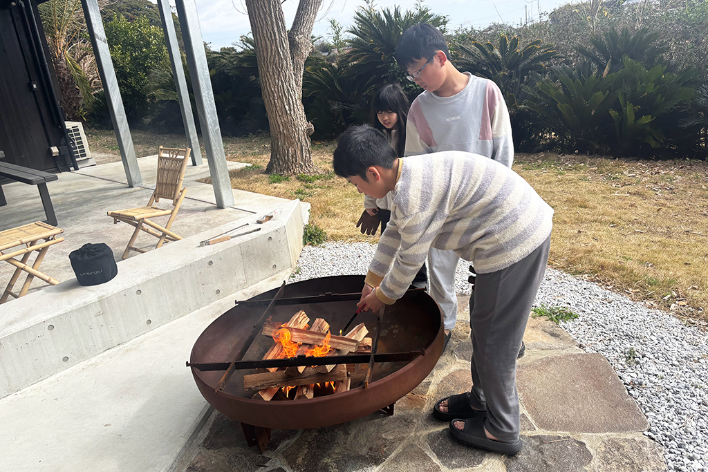 焚火をする様子/UMI-YAMA CHIKURA（千葉県／南房総市）