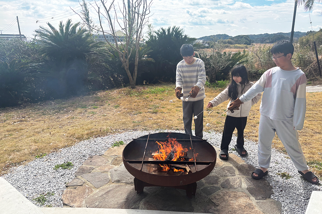焚火をする様子/UMI-YAMA CHIKURA（千葉県／南房総市）