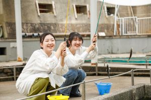 城崎マリンワールドの人気体験、アジ釣りのコツは？アジバーで天ぷらにして食べよう