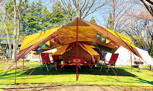 屋根付きBBQスペースにテントが隣接/HOSOMINE BASE（宮城県/大崎市）