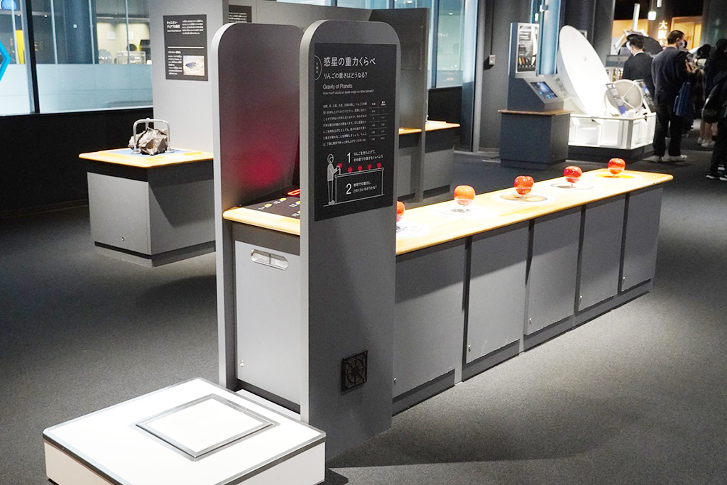 地球の重さとの違いを体感できるコーナー/大阪市立科学館（大阪府）
