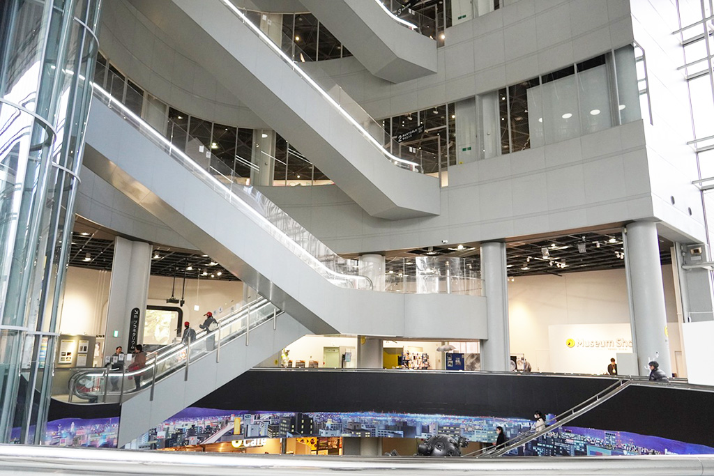 館内エスカレーター/大阪市立科学館（大阪府）