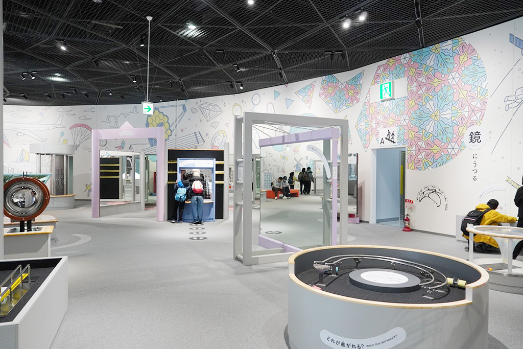 「鏡にうつる」/大阪市立科学館（大阪府）