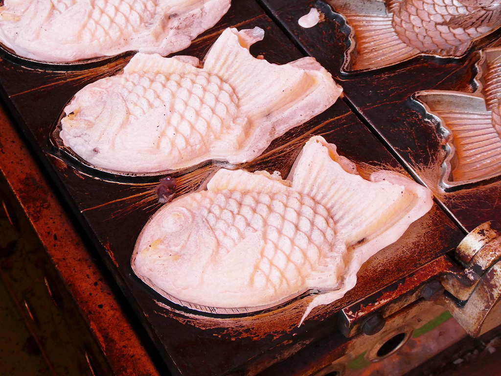 限定グルメ「ピンクのたい焼き」/つつじ・こいのぼりまつり（静岡県/熱海市）