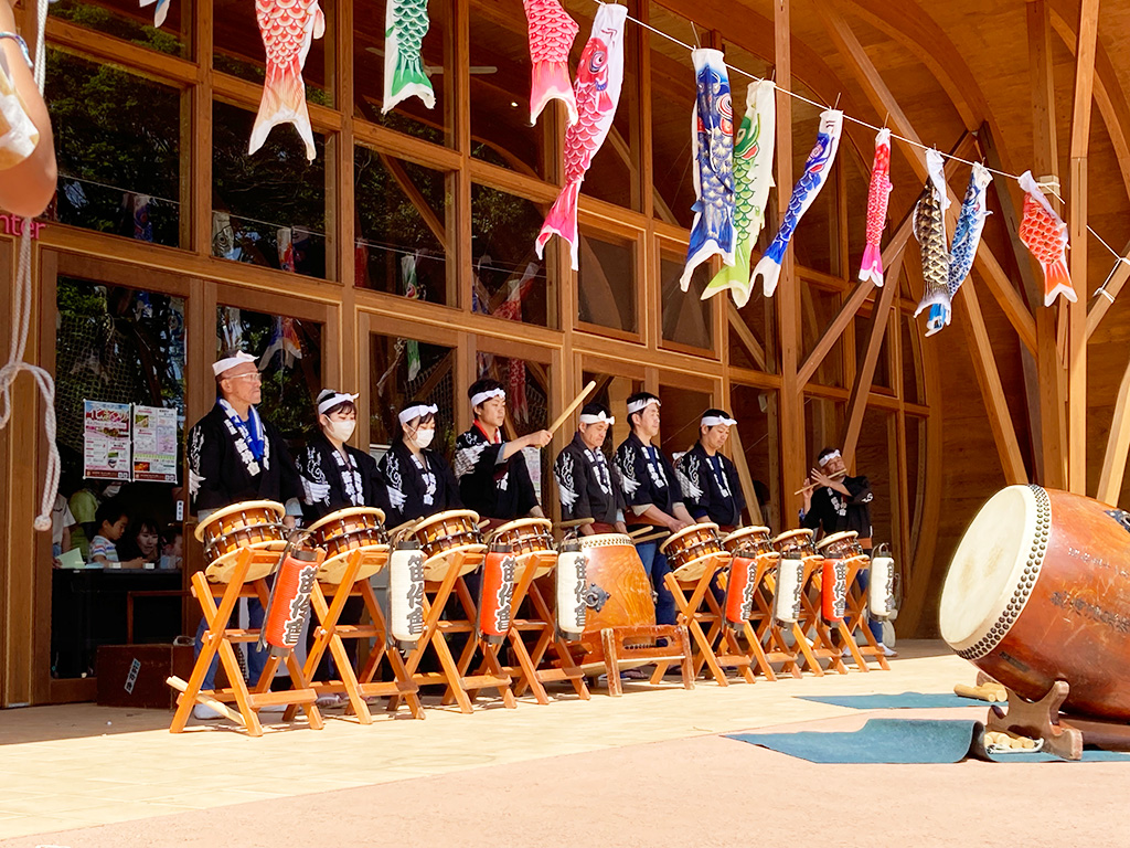 和太鼓グループのパフォーマンスの様子/つつじ・こいのぼりまつり（静岡県/熱海市）