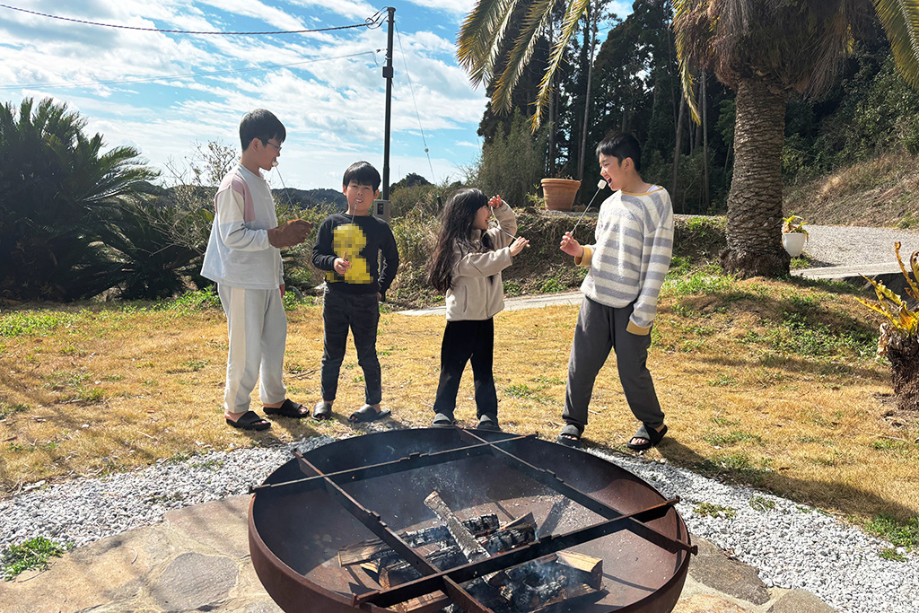焚火で焼いたマシュマロを食べる様子/UMI-YAMA CHIKURA（千葉県／南房総市）