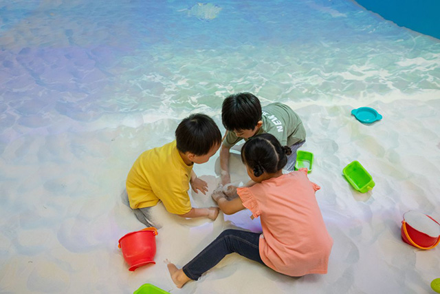 プロジェクションマッピングで屋内にいながら海遊び体験/あそびパークPLUS みなとみらい東急スクエア店