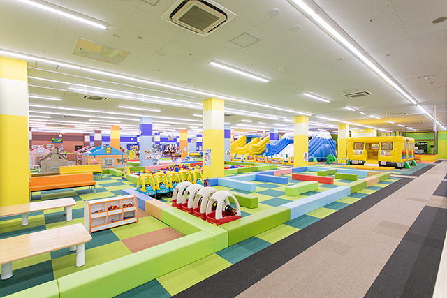広々とした館内に遊具が揃う／ファンタジーキッズリゾート港北