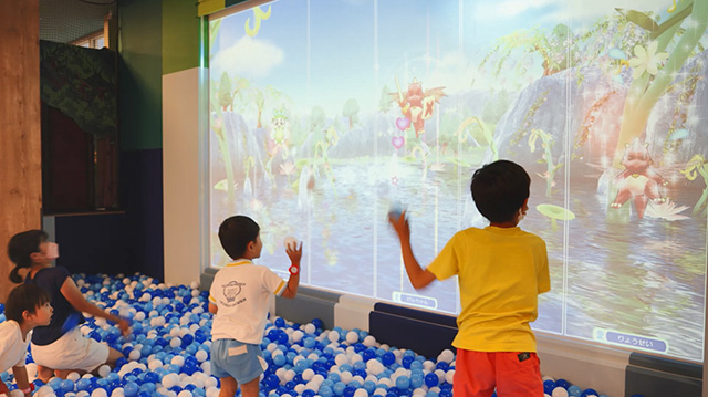 壁にボールを投げるボールプール/らくがキッズ 海老名ビナウォーク店