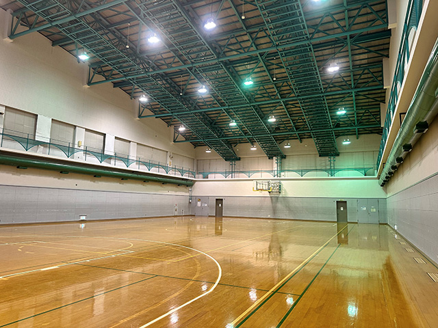 卓球やバドミントンなど様々な運動設備が整う体育室／いちはら子ども未来館（weほーる）