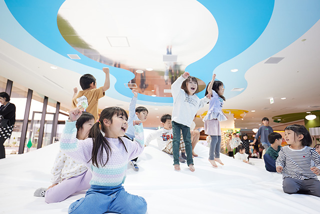 氷山をイメージしたふわふわドーム氷山をイメージしたふわふわドーム/ちきゅうのにわ 東京ソラマチ店