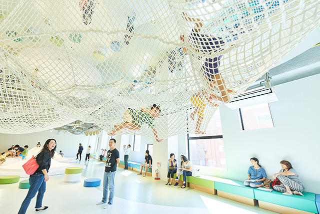 のぼったり寝そべったり跳ねたりできる／はこだてキッズプラザ