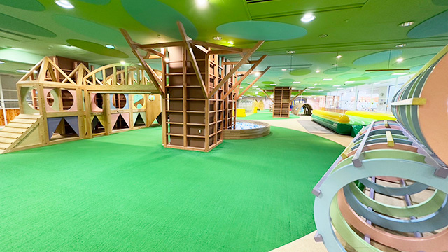 森林をイメージした内装と遊具／旭川市こども向け屋内遊戯場「もりもりパーク」