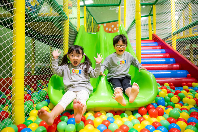 滑り台からボールプールへダイブ／あそびパーク namco ウイングベイ小樽店