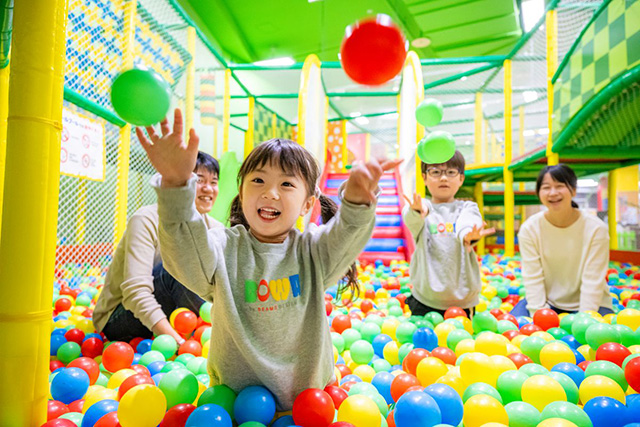 カラフルなボールに埋もれて遊べる／あそびパーク namco ウイングベイ小樽店
