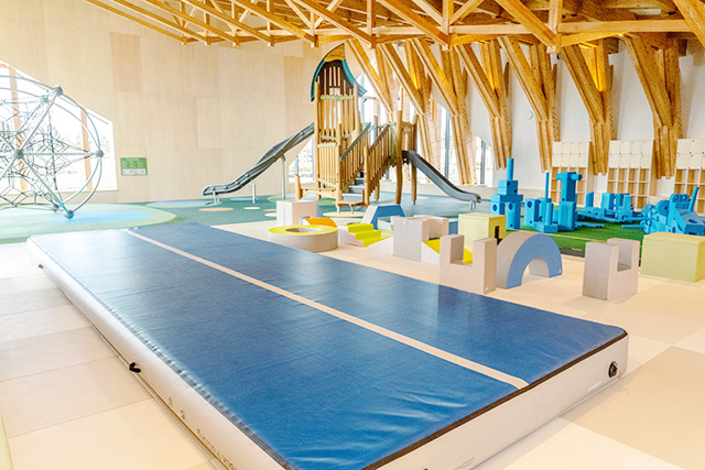 器械体操でも使われる、本格的なマット、エアトラック／南幌町子ども室内遊戯施設はれっぱ