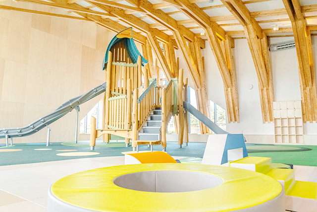 大型すべり台／南幌町子ども室内遊戯施設はれっぱ