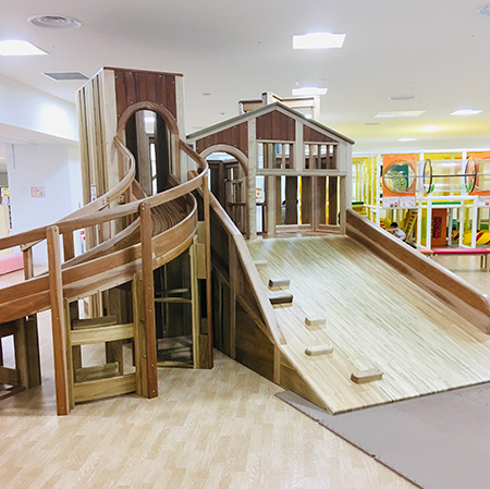 木製の複合遊具／北見市屋内子ども遊戯場パラきたKids
