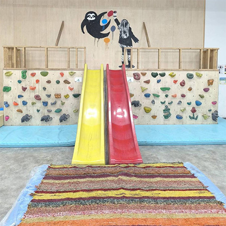 キッズウォール（滑り台）／ディーボルダリング釧路