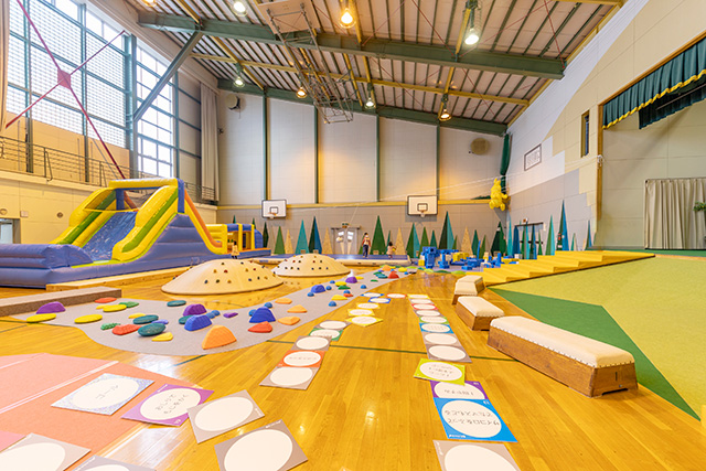 天候にに関わらず楽しめる「あそびのひろば」／ナチュの森 Natural Skincare Garden