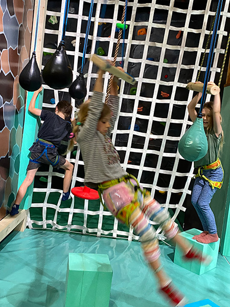 トビザルで遊ぶ子どもたち／クライミング・ランド　のぼのぼ