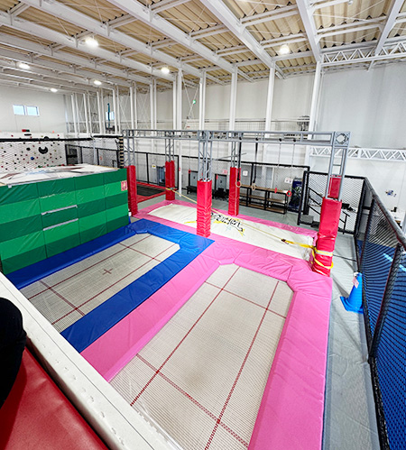 高いところからジャンプもできる／Trampo-Pit