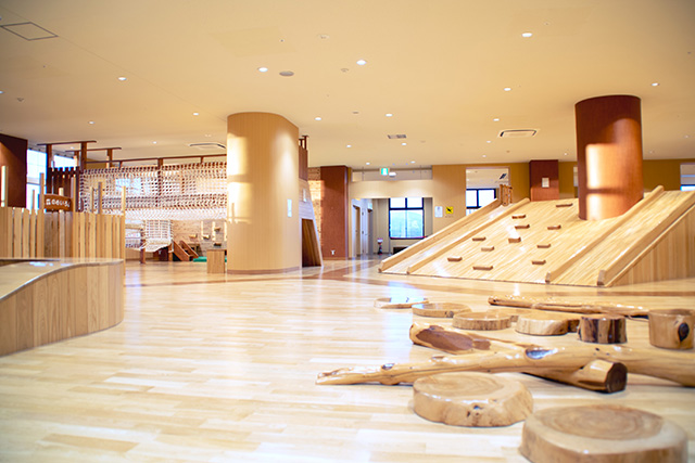 木の温もり溢れるデザインの内装／木の室内創造あそび場「感性の森」