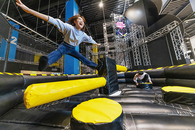 足場から落ちないように、回転するバーをよけつづけよう！／VS PARKイオンモール新利府 南館店