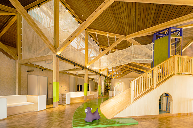 ネット遊具と木製滑り台／ラポルテ五泉