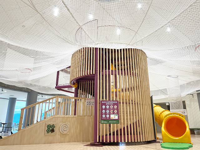 室内子どもアスレチック全体、チューブスライダー／小坂田公園