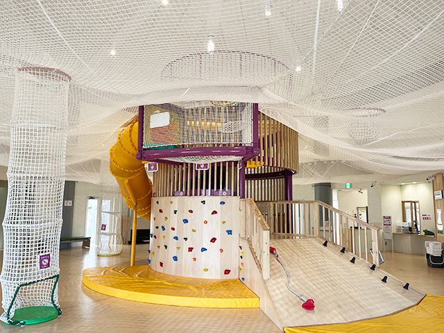 ボルダリング、木製スライダー／小坂田公園